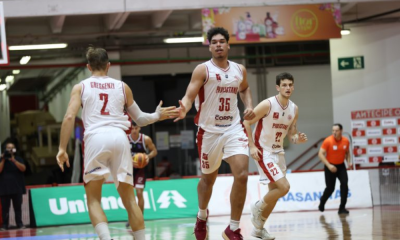 Jogadores do Paulistano comemoram vitória no NBB