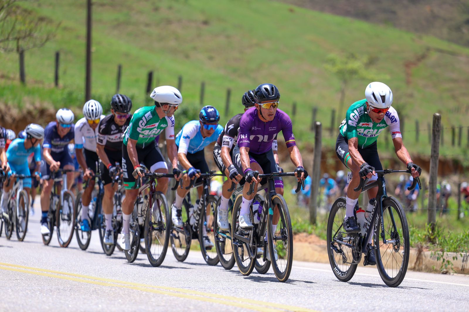 João Gaspar junto ao pelotão dianteiro no Tour do Rio de ciclismo estrada