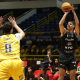 Atleta do União Corinthians arremessa a bola no jogo contra Mogi Das Cruzes no NBB