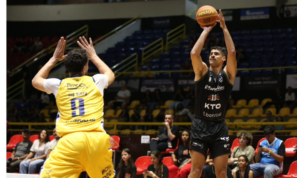 Atleta do União Corinthians arremessa a bola no jogo contra Mogi Das Cruzes no NBB