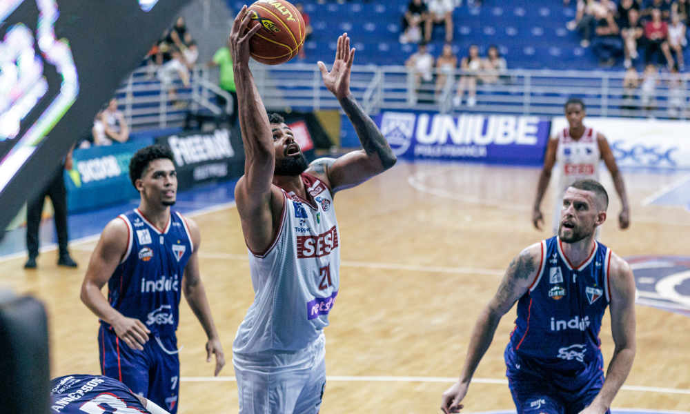 Wesley faz bandeja no jogo entre Sesi Franca e Fortaleza no NBB