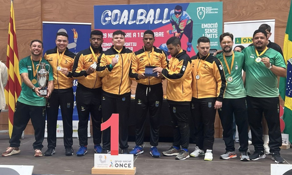 Seleção brasileira masculina no alto do pódio do Torneio Cidade de Barcelona de goalball (Divulgação/CBDV)