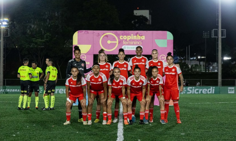 Jogadoras do Inter perfiladas antes do jogo contra o São Paulo pela Copinha (Reprodução/X/@GuriasColoradas)