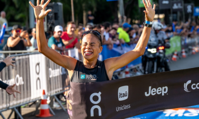 Núbia Oliveira cruzando a linha de chegada da Meia Maratona Venus (Foto: Iguana Sports)