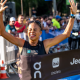 Núbia Oliveira cruzando a linha de chegada da Meia Maratona Venus (Foto: Iguana Sports)