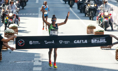 Núbia de Oliveira cruzando a linha de chegada na Corrida de São Silvestre, em São Paulo (Paulo Pinto/Agência Brasil)