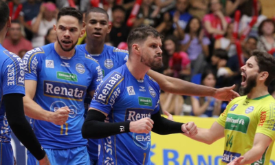 Bruninho comemorando ponto em vitória do Vôlei Renata sobre o Joinville pela Superliga (Karen Fontes/Vôlei Renata)