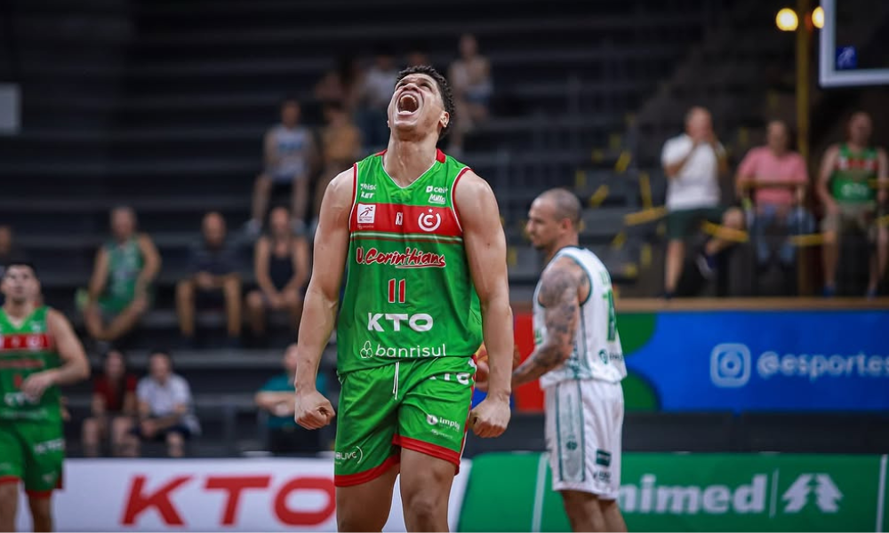 Fabrício Veríssimo comemorando ponto no confronto do União Corinthians contra o Bauru pelo NBB (Vinicius Schubert/União Corinthians)