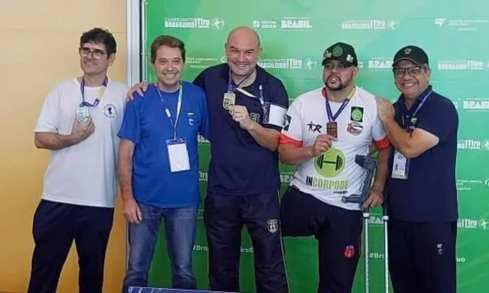 Igor Silva (ao centro) posa para foto em pódio do Brasileiro de tiro esportivo (Divulgação/CPB)