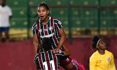 Jogadoras do Fluminense comemorando um dos gols contra o Santos pela Copinha. Agora as mesmas pegam o Internacional