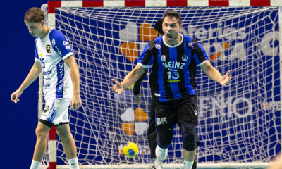 Diogo Hubner celebrando um dos gols da vitória do Pinheiros na decisão da Liga Nacional (Bruno Ruas/CBHb)