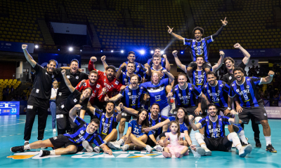 Equipe do Pinheiros celebrando o título da Liga Nacional de handebol (Bruno Ruas/CBHb)