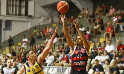 Atleta do Flamengo Basquete atuando contra o Boca Juniors pela Champions League das Américas (BCLA)