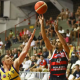 Atleta do Flamengo Basquete atuando contra o Boca Juniors pela Champions League das Américas (BCLA)