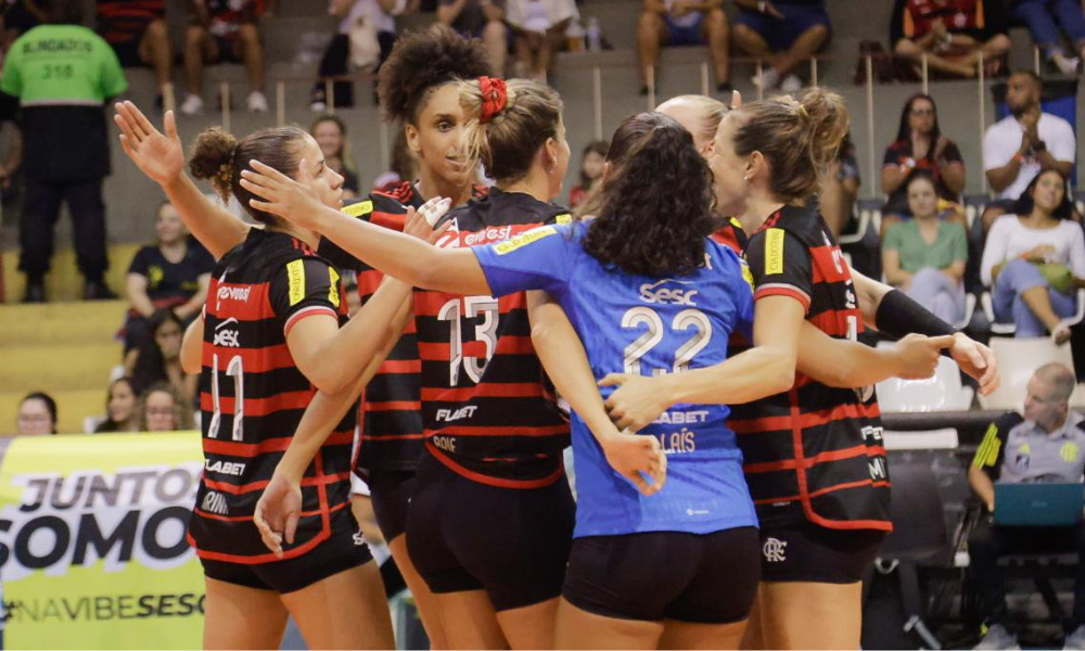 Jogadoras do Sesc Flamengo celebrando ponto na vitória sobre o Brusque pela Superliga Feminina (Adriano Fontes/CRF)