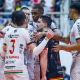 Jogadores do Apan Blumenau celebrando ponto em vitória na Superliga (Foto: Daniel Mafra)