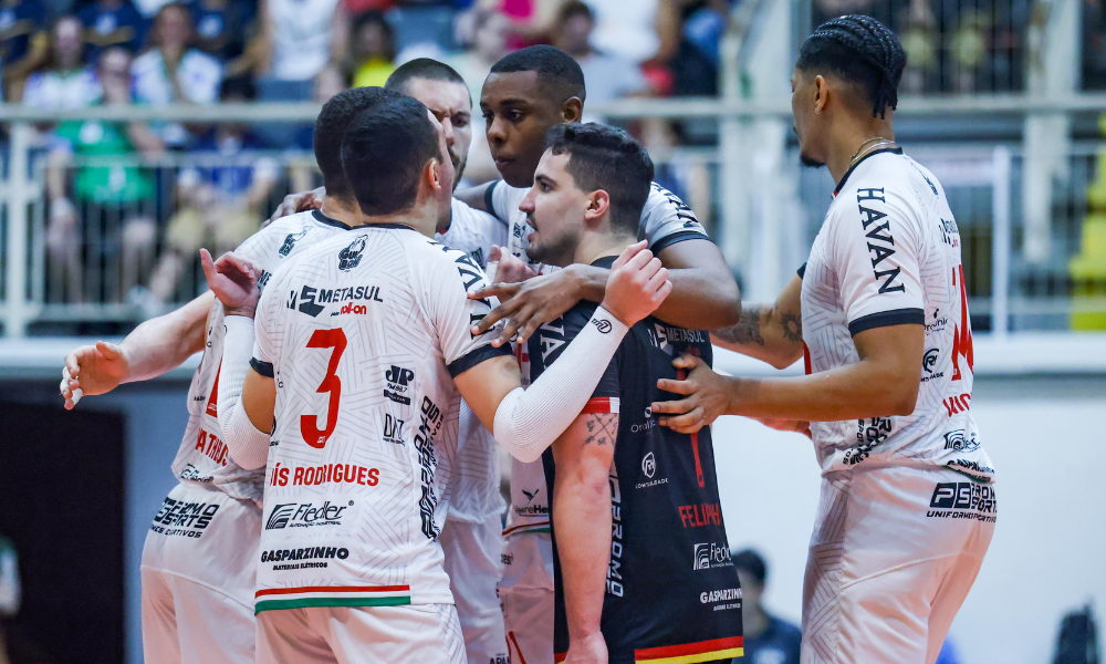 Jogadores do Apan Blumenau celebrando ponto em vitória na Superliga (Foto: Daniel Mafra)