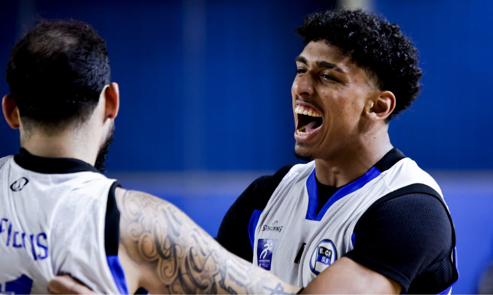 Jogadores do Pinheiros celebrando uma vitória no NBB (Carol Coelho/ECP)