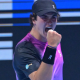 João Fonseca celebrando ponto em vitória pelo Next Gen ATP Finals (Foto: Tennis TV)