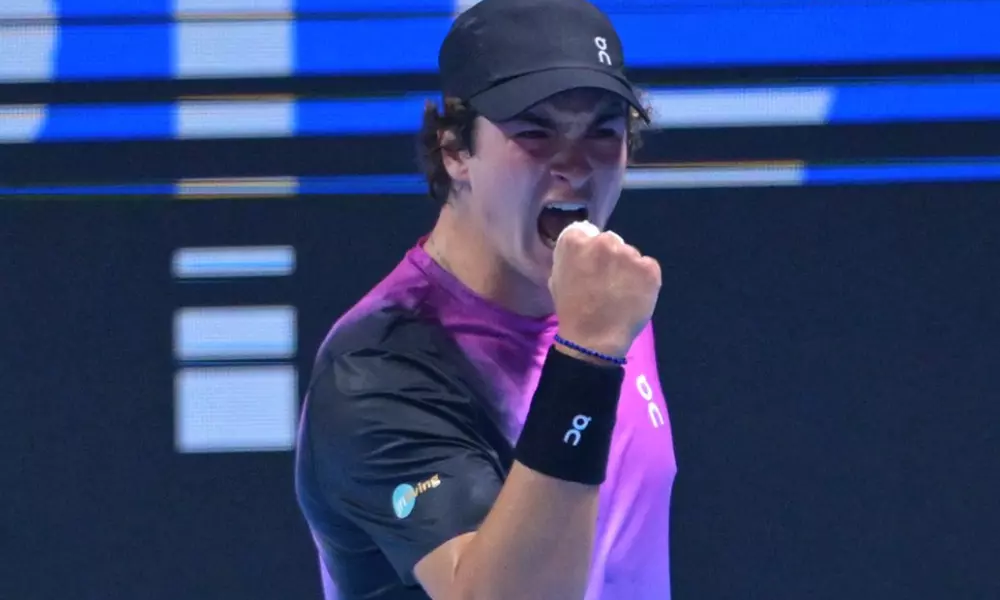 João Fonseca celebrando ponto em vitória pelo Next Gen ATP Finals (Foto: Tennis TV)