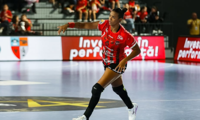 Tamires Araújo em quadra pelo Campeonato Romeno (Reprodução/Instagram/@handbal.csgloria2018.bn)