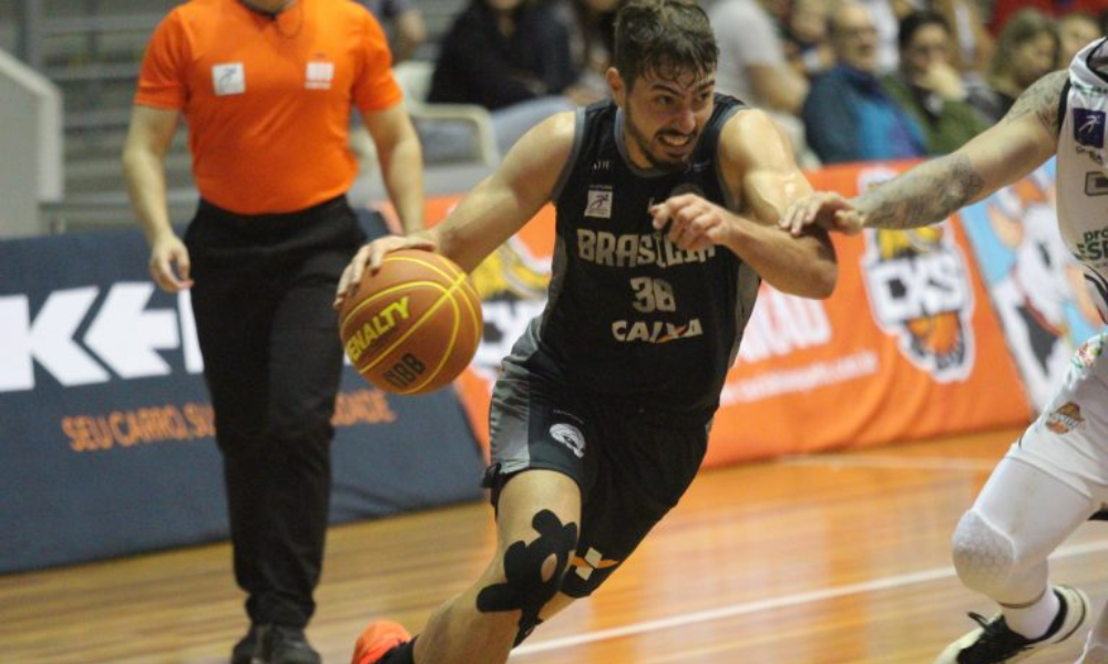 Jogador do Brasília carrega a bola em jogo do NBB contra o Botafogo