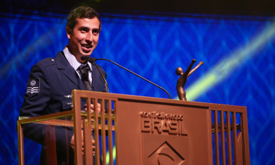 Caio Bonfim recebe o Troféu Rei Pelé no Prêmio Brasil Olímpico