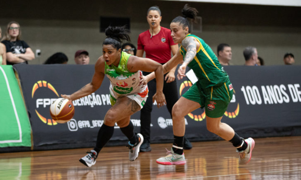 Casanova conduz a bola no jogo entre Unimed Campinas e Santo André na final do Paulista de basquete feminino