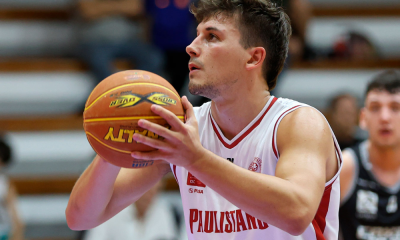 Ferreyra segura a bola antes de lance livre no jogo entre Paulistano e São Paulo no NBB