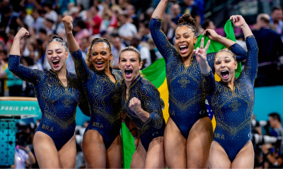 Equipe de ginástica artística do Brasil comemora medalha em Paris