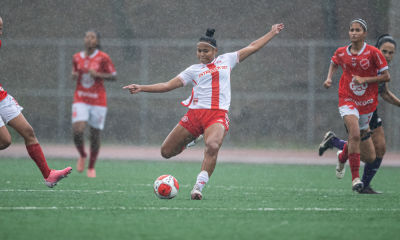 Jogadora do Internacional cobra falta no jogo contra o Vila Nova na Copinha Feminina