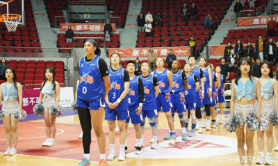 Kamilla Cardoso alinhada com equipe do Shanghai Swordfish antes de jogo da WCBA