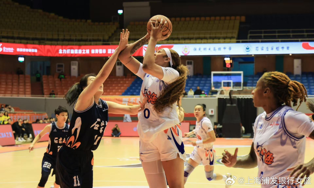 Kamilla Cardoso em jogo do Shanghai Swordfish na WCBA