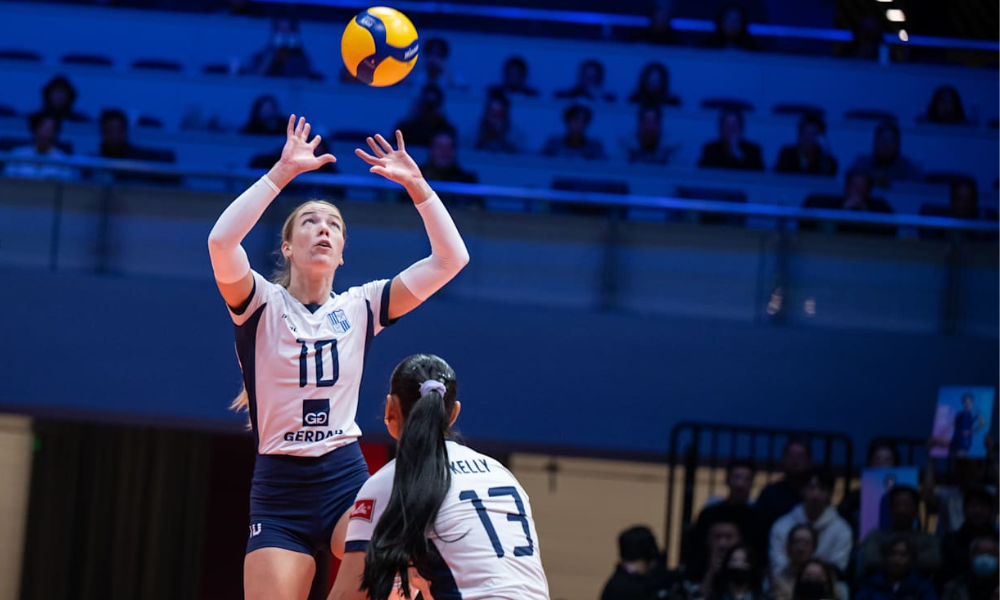 Gray faz levantamento no jogo entre Minas e Tianjin no Mundial de clubes de vôlei feminino