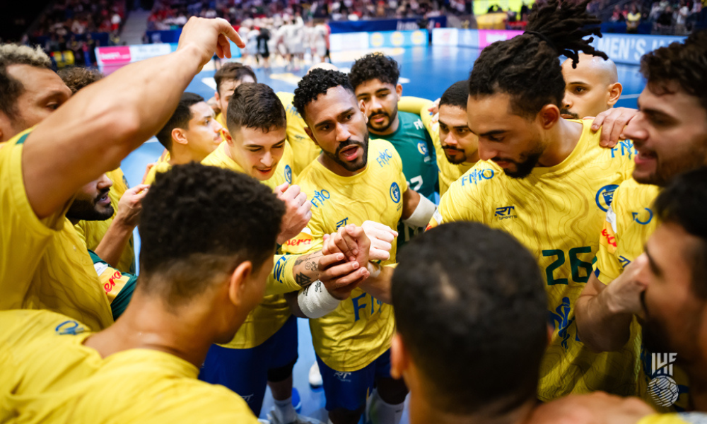 Jogadores do Brasil na partida contra o Chile no Mundial de handebol masculino