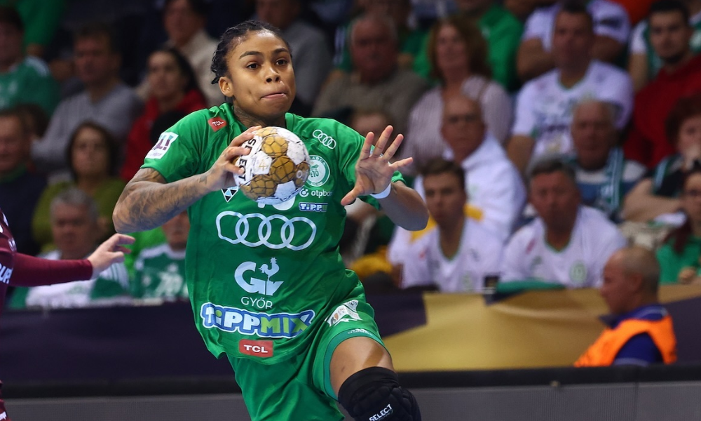 Bruna de Paula carrega a bola em jogo do Gyori na Champions League de handebol feminino