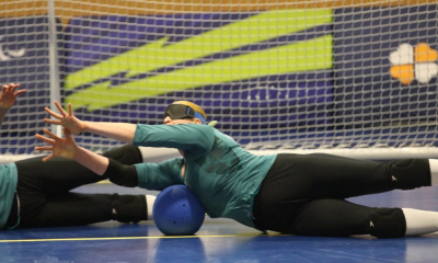 Na posição de pivô, Gaby joga o corpo por cima da bola em movimento de defesa durante treino. Foto: Renan Cacioli/ CBDV.