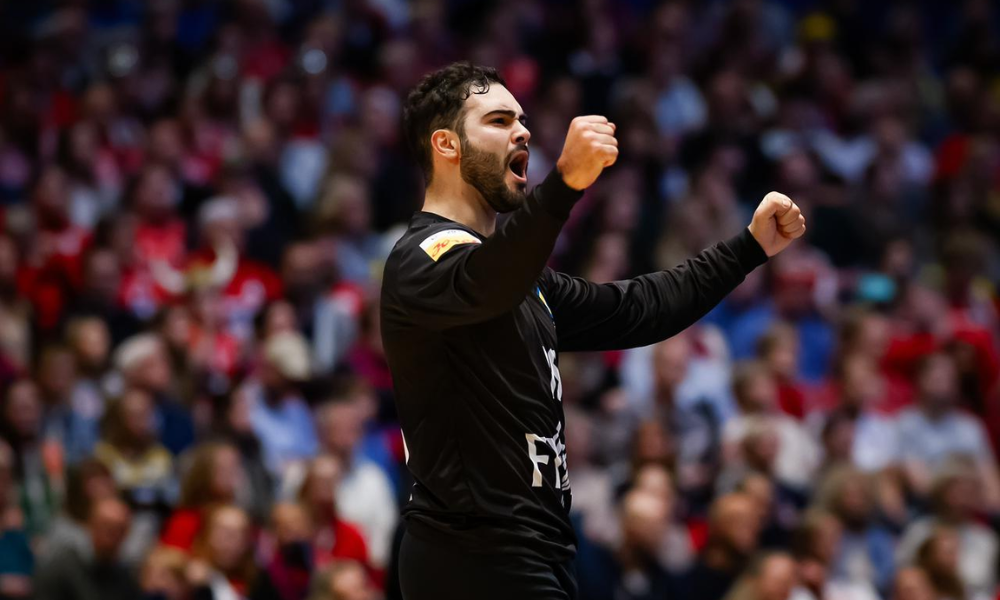 Rangel Rosa comemorando no jogo entre Brasil e Noruega no Mundial de handebol masculino