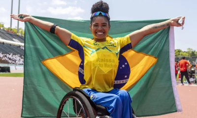 Raíssa Machado comemora com bandeira do Brasil no Mundial de Atletismo KOBE 2024 | Foto: Alessandra Cabral/CPB