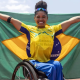 Raíssa Machado comemora com bandeira do Brasil no Mundial de Atletismo KOBE 2024 | Foto: Alessandra Cabral/CPB