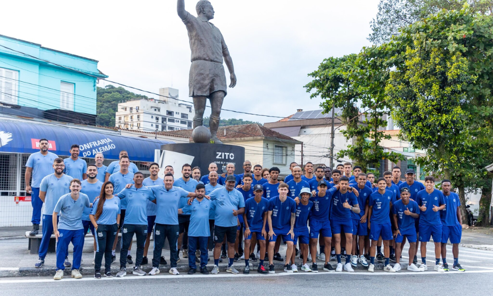 Equipe do Santos no desembarque em Araraquara, sede do grupo do time na Copinha 2025 (Bruno Vaz/Santos FC)