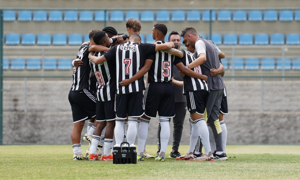 Jogadores do Atlético-MG reunidos em partida da categoria Sub-20 (Daniela Veiga/Atlético)