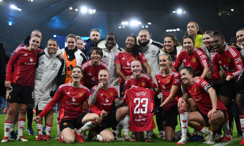 Geyse homenageada pelo elenco do Manchester United