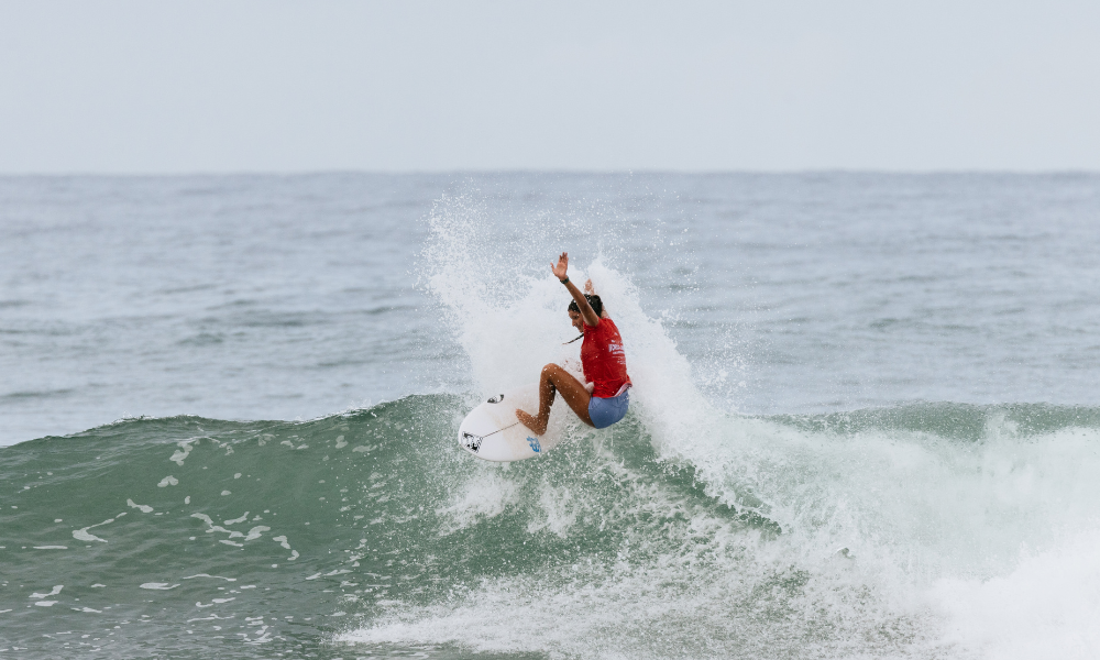 Luana Silva no Mundial Júnior de Surfe