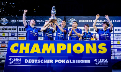 Hugo Calderano e colegas do Ochsenhausen erguem troféu da Copa da Alemanha