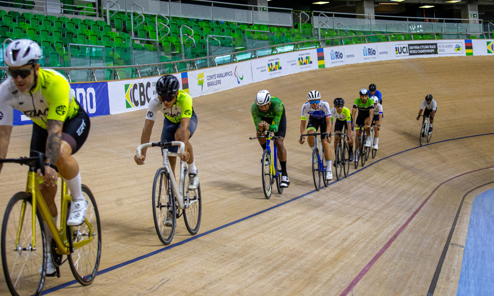 Ciclistas no Velódromo do Rio