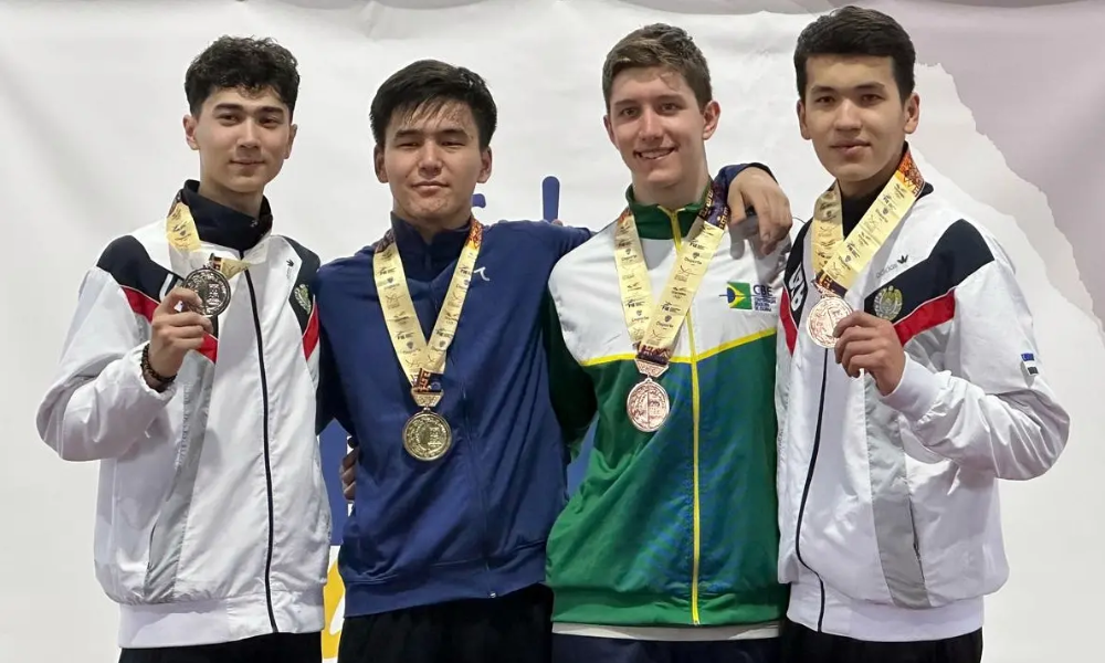 Érico Patto no pódio da competição de esgrima em Bogotá, após a Copa do Mundo Júnior (ou Mundial Júnior) de sabre masculino