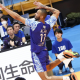 Alan Souza salta para atacar a bola em jogo do Toray Arrows Shizuoka na Liga Japonesa de vôlei