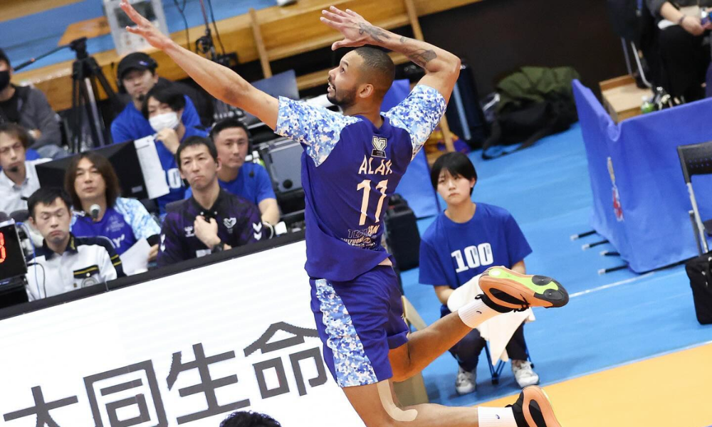 Alan Souza salta para atacar a bola em jogo do Toray Arrows Shizuoka na Liga Japonesa de vôlei