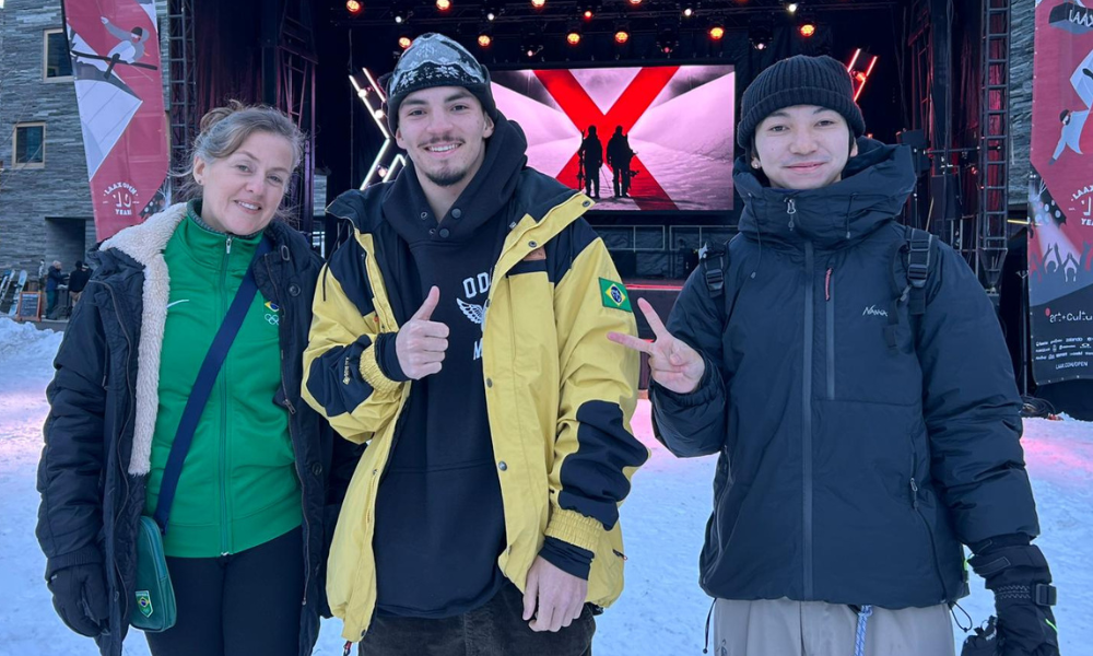 Augustinho Teixeira com seu treinador e sua fisioterapeuta na Copa do Mundo de snowboard em laax na Suíça